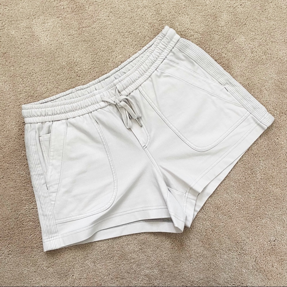 Athleta Farallon Pull On Shorts Cream/Off White
